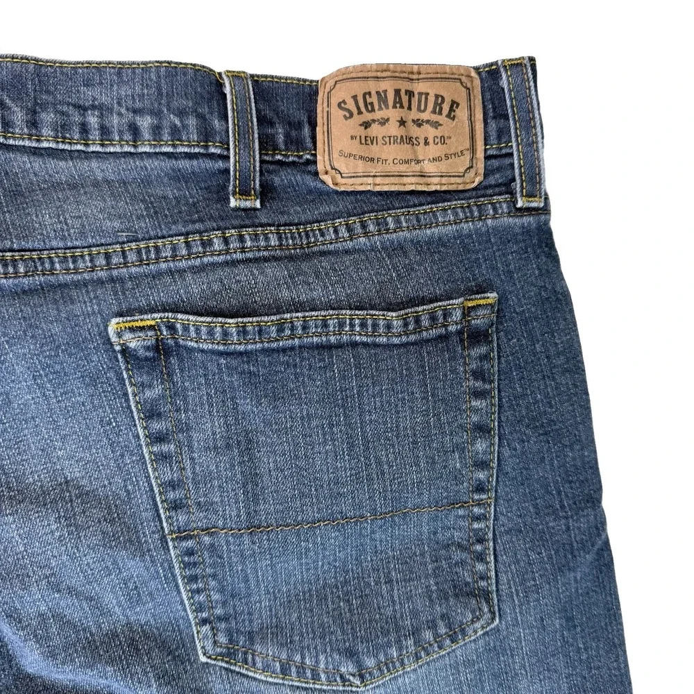 Levi's Signature Jeans Men's size 40x30 Straight Leg Stretch Denim Medium Wash